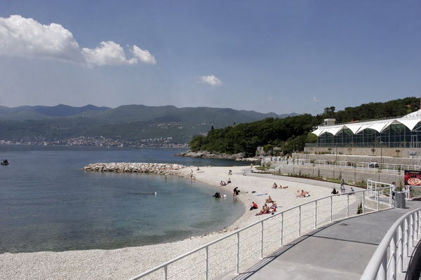 Az új strand modern épülete (kép: www.tportal.hr)