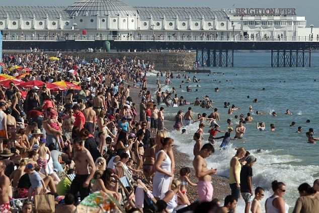 Brighton (Nagy-Britannia) strandja: 26 éve nem volt ilyen meleg az október! (Kép: dailymail.co.uk)